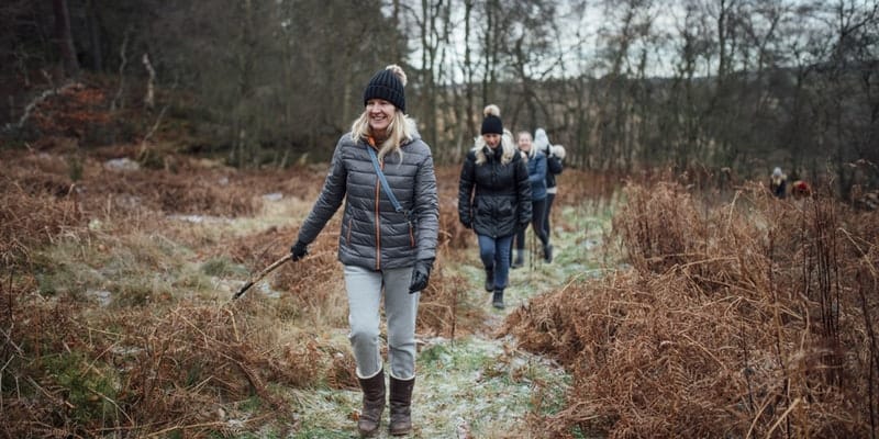 Women walking i stock 1014822692