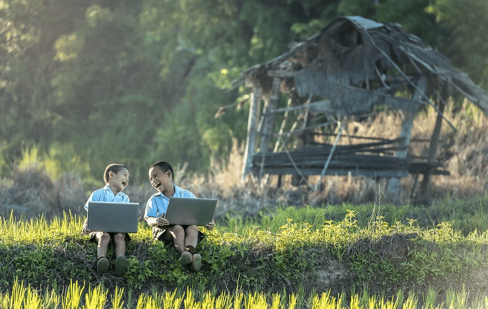 Jeunes rire ordinateur