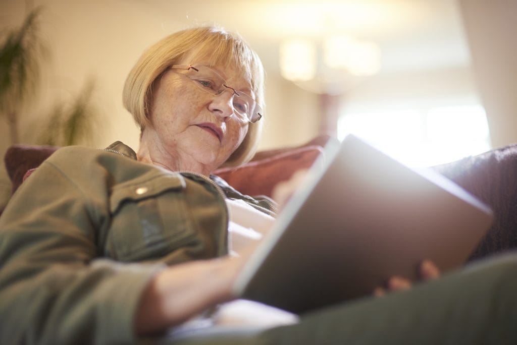 Senior woman using i pad i stock 854212390